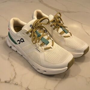 On cloud trendy running shoes women’s size 9